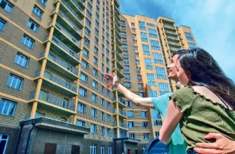 Семья въезжает в новую квартиру купленную по ипотеке