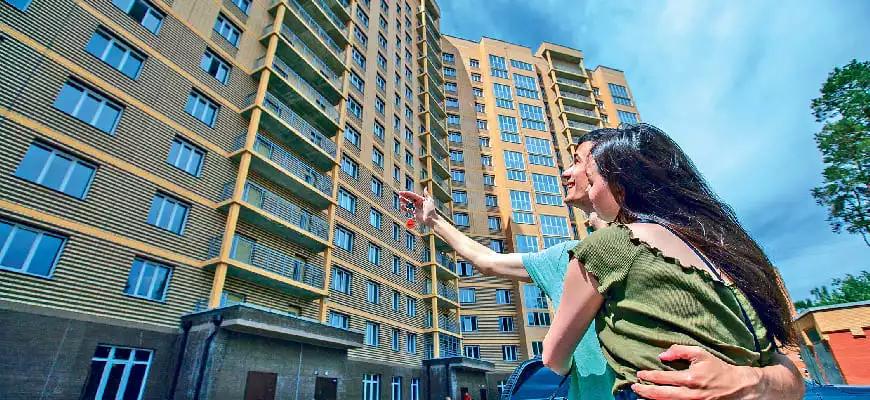 Семья въезжает в новую квартиру купленную по ипотеке